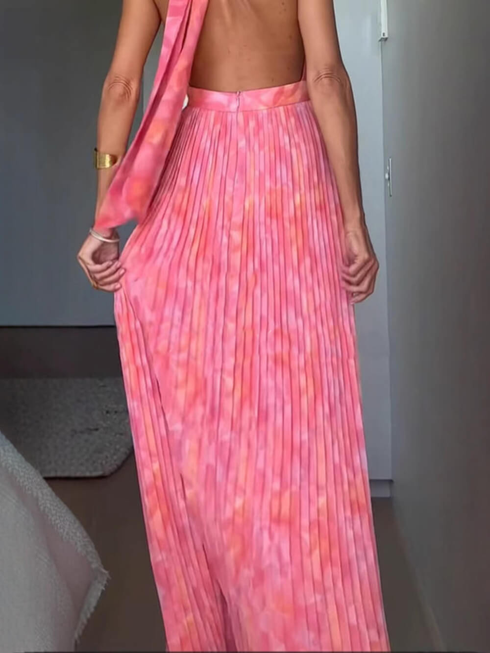 Elegant pleated long dress with V-neck and open back